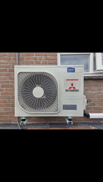 Vandaag weer een mooie airco mogen plaatsen, voor in de woonkamer om in de winter te verwarmen en in de zomer te koelen.
#kampen #verwarmen #koelen