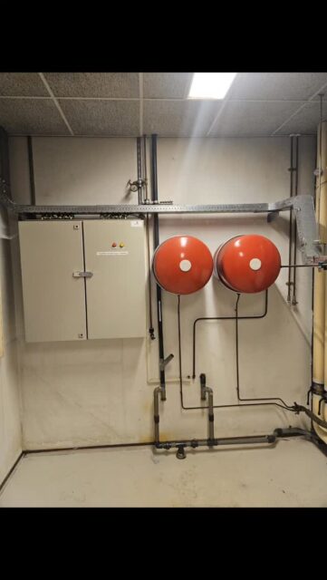 Een klant kwam naar ons toe met de vraag wat ze met de gasgestookte cv-installatie aan moesten.
De inpandige gasleiding was afgekeurd en moest vervangen worden. Omdat de installatie nauwelijks word gebruikt en de ketels aan vervanging toe zijn ivm afkeur, en de ruimtes die verwarming nodig hebben voorzien zijn van airco's , hebben we samen met klant besloten deze installatie te demonteren zodat er geen wettelijke verplichtingen meer na gekomen hoeven te worden m.b.t Scios keur.
#ijmuiden #remeha #cvketels